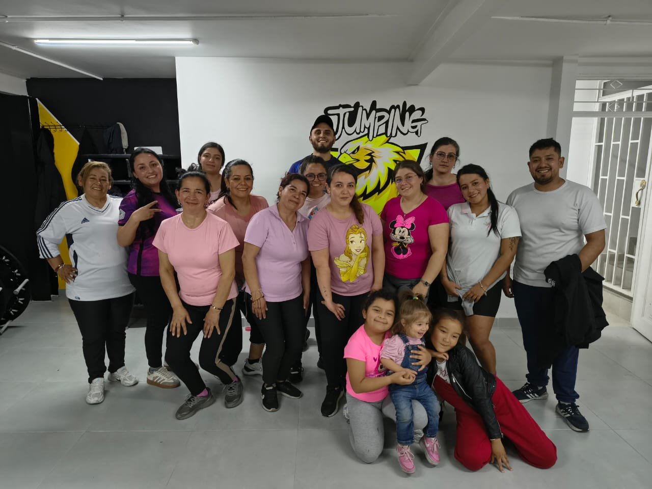 Entrenadora liderando clase nocturna con luces moradas